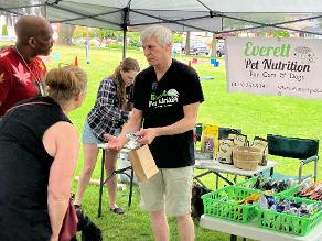 Everett pet nutrition speaking with customers at bark in the park